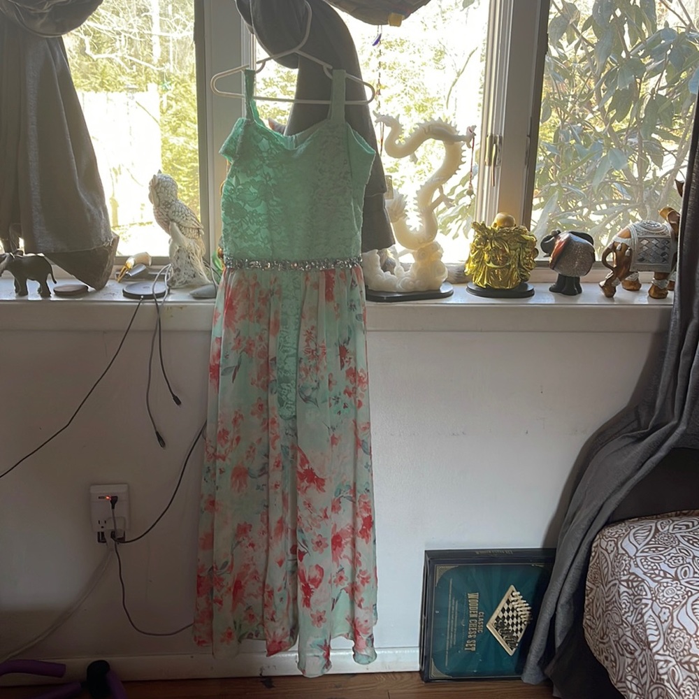 This is an absolutely gorgeous spring dress sz 12